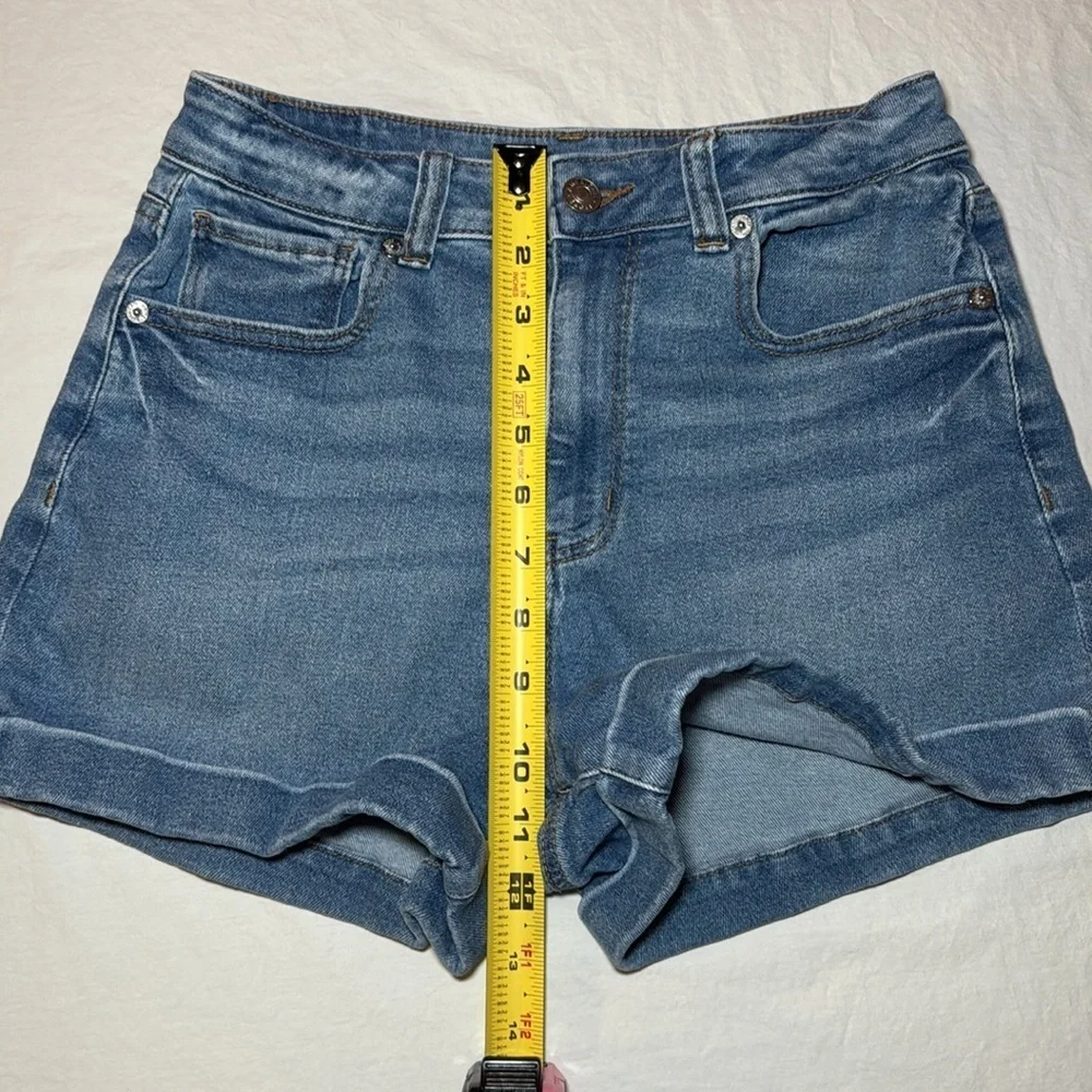 American Eagle Outfitters Women's Roll Cuff Medium Wash Mom Shorts Size 2 EUC - Picture 9 of 10